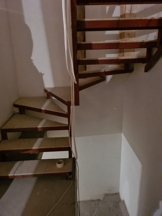 лестница на металлокаркасе в таунхаусе