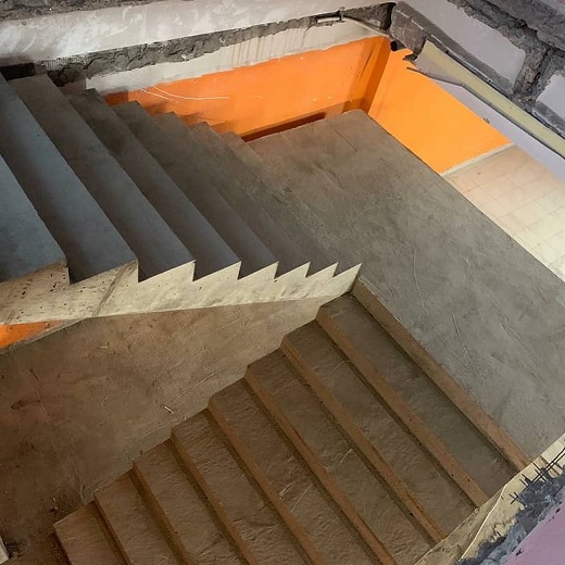 бетонная лестница в таунхаусе